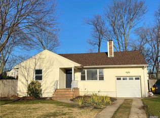 4 Heather Ln, Plainview, NY 11803