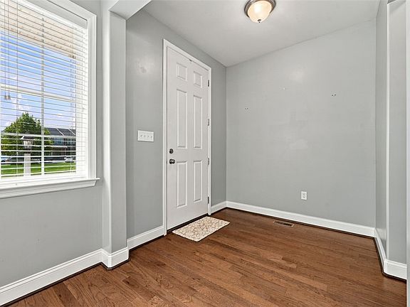 2nd image of 1410 Hastings Cres