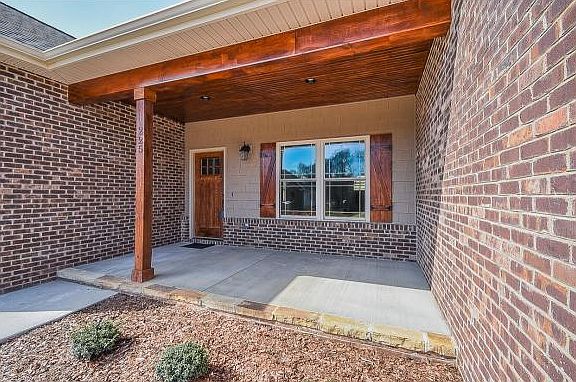 2nd image of 225 Laurel Cyn