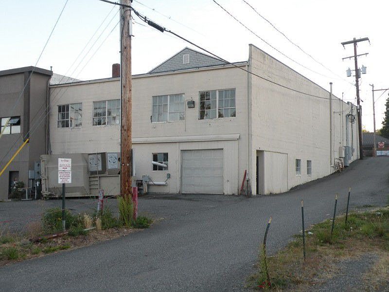 2nd image of 109 W Chestnut St
