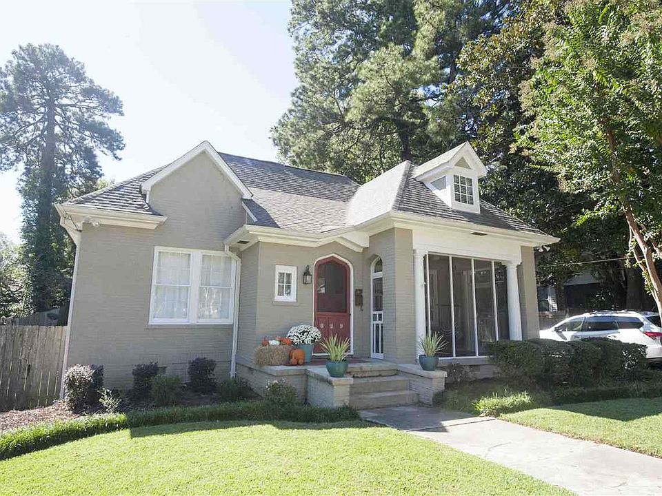 1st image of 829 Belhaven St