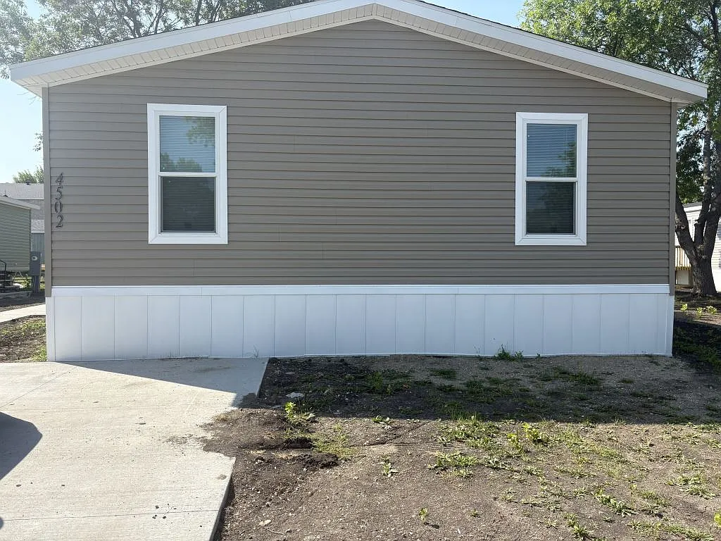4 bed, 2.0 bath, 1456 sqft, $690 — Photo 1