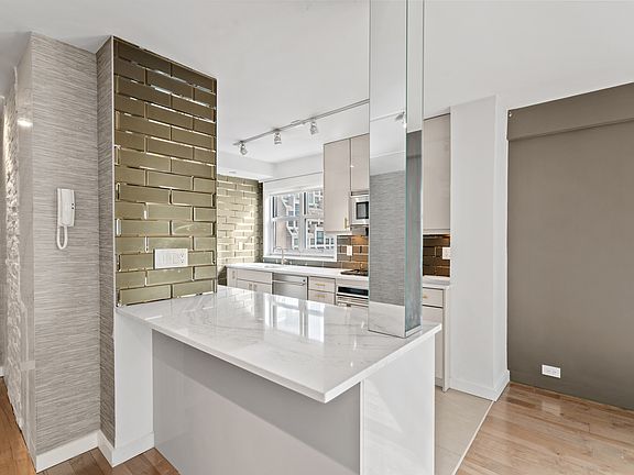 5th image of 77 W 55th St APT 12B