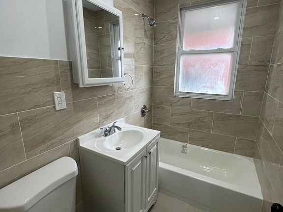 3rd image of 1308 Oakley St Floor 1