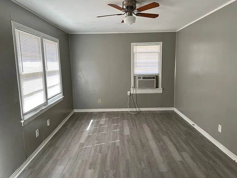 1148 Dudley Ln — Photo 2
