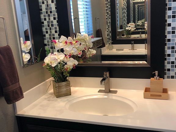 Master bath: dual vanities, walk-in shower