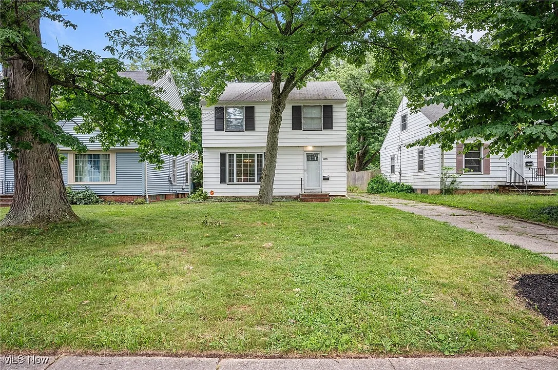 1095 Woodview Rd photo 1