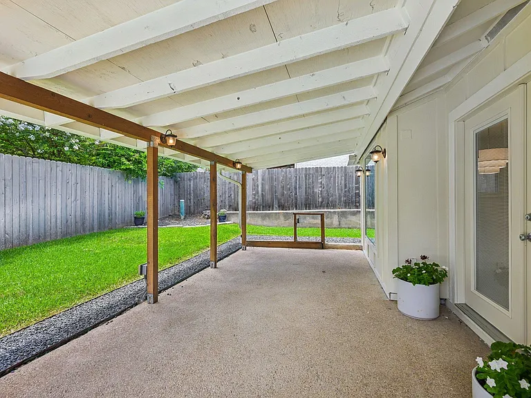 2717 Charlesworth Dr — Photo 34