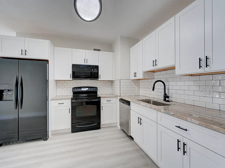 840 Bradley St — Photo 15