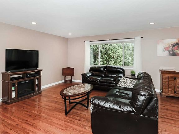 3rd image of 8 Dorchester Ct