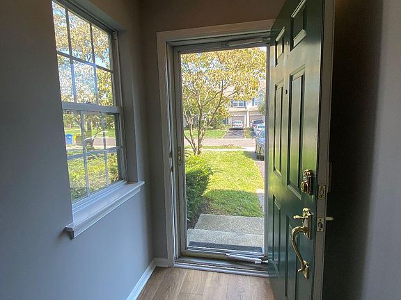 4th image of 42 Honey Locust Ln