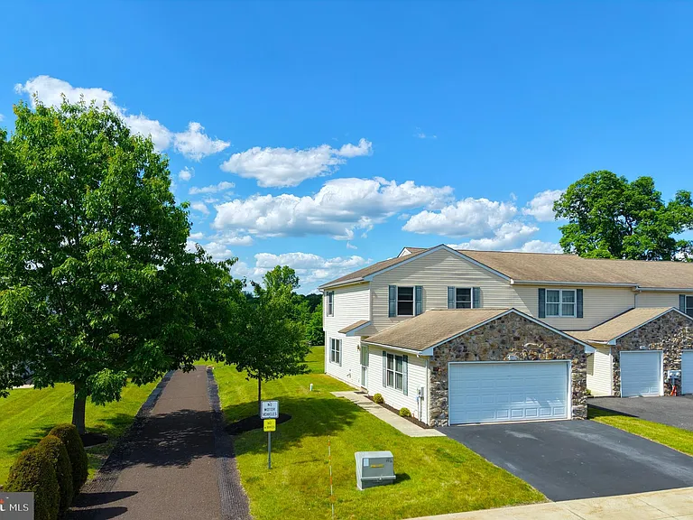 2521 Emerald Ln — Photo 1
