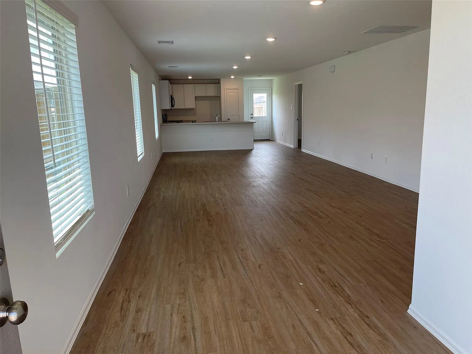 3 bed, 2.0 bath, 1461 sqft, $1,800 — Photo 4