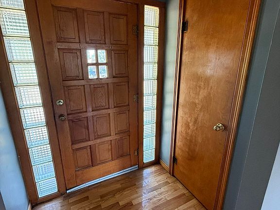 3rd image of 807 W 9th St