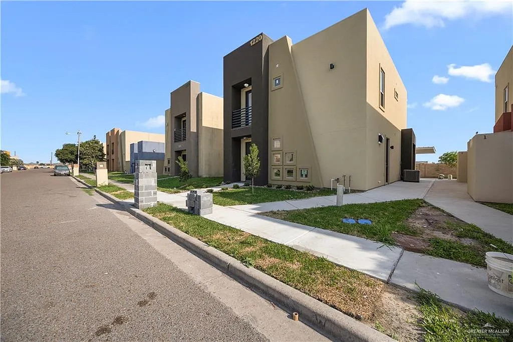2 bed, 2.5 bath, 1135 sqft, $1,300 — Photo 2