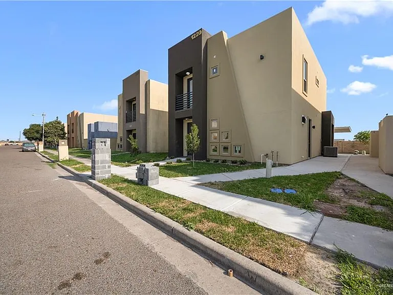 1220 E Camellia Ave — Photo 2