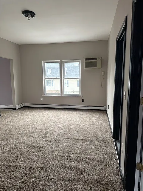 5 bed, 1500 sqft, $2,400 — Photo 3