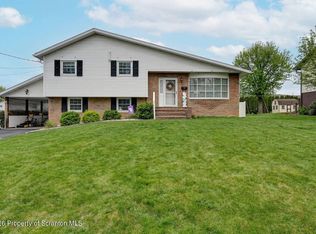 120 Woodhaven Rd, Peckville, PA 18452