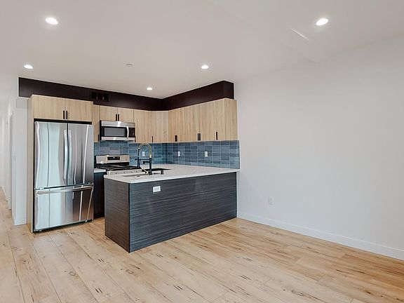 4th image of 6811 Gloria Ave