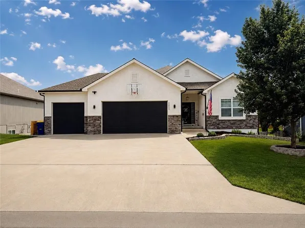 22905 S Creekview Dr, Peculiar, MO 64078