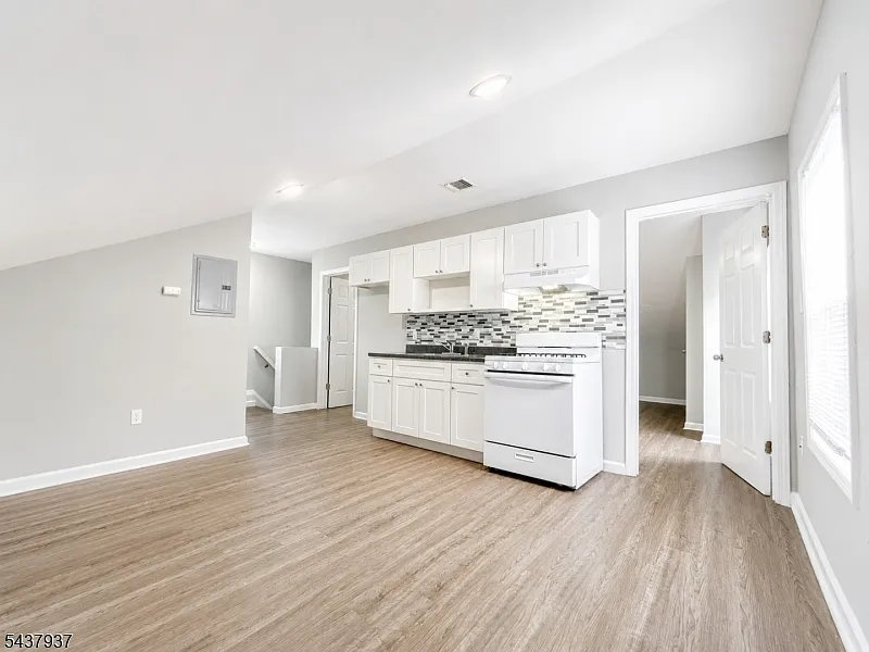 2 bed, 1.0 bath, $1,750 — Photo 2
