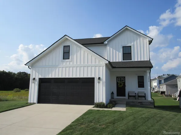 3840 Sloan Dr, Holly, MI 48442