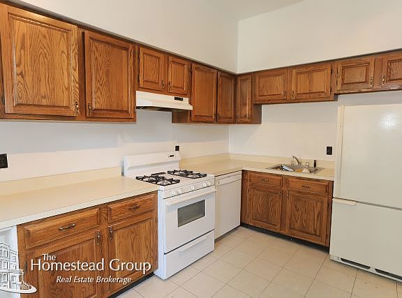 2nd image of 818 W Altgeld St #Two