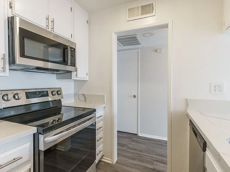 245 South Serrano Ave — Photo 11