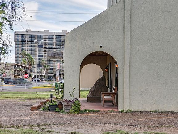 2nd image of 105 W Pompano St