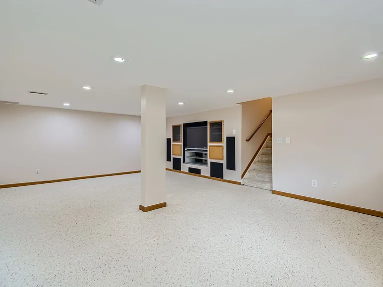 952 Thames St — Photo 32
