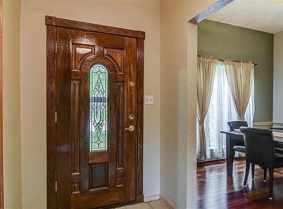 4th image of 920 Oak Creek Estates Dr