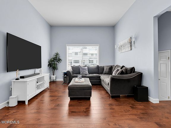 4th image of 375 Middlewood Road