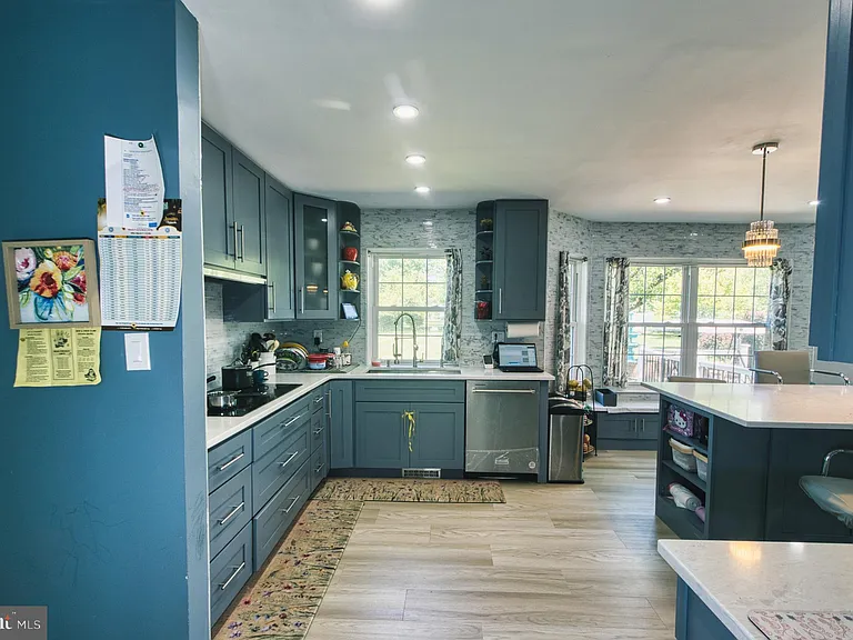 139 Mallard Dr W — Photo 16