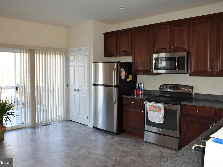 390 English Oak Ln — Photo 9