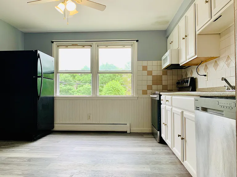 29 Woodbine St #7 — Photo 5