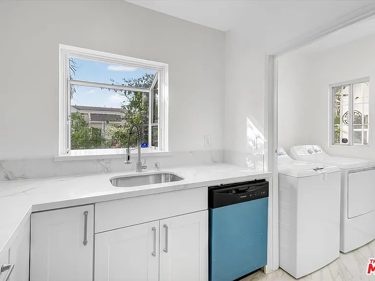 1185 S Tremaine Ave — Photo 21