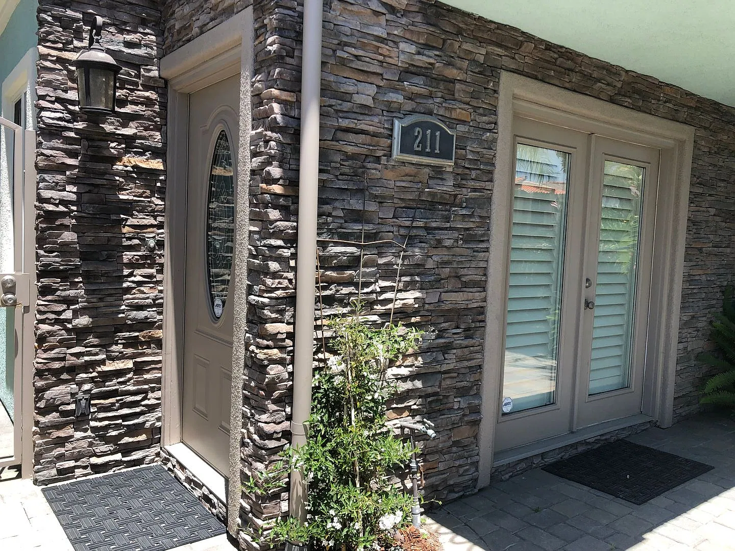 Three-story downtown home two blocks from the ocean — Photo 4