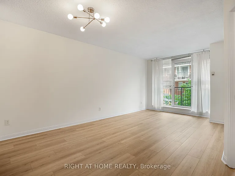 1000 King St W #220 — Photo 2