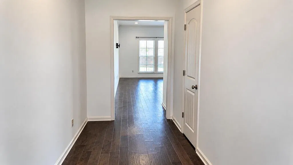 4 bed, 2.0 bath, 2156 sqft, $2,200 — Photo 3