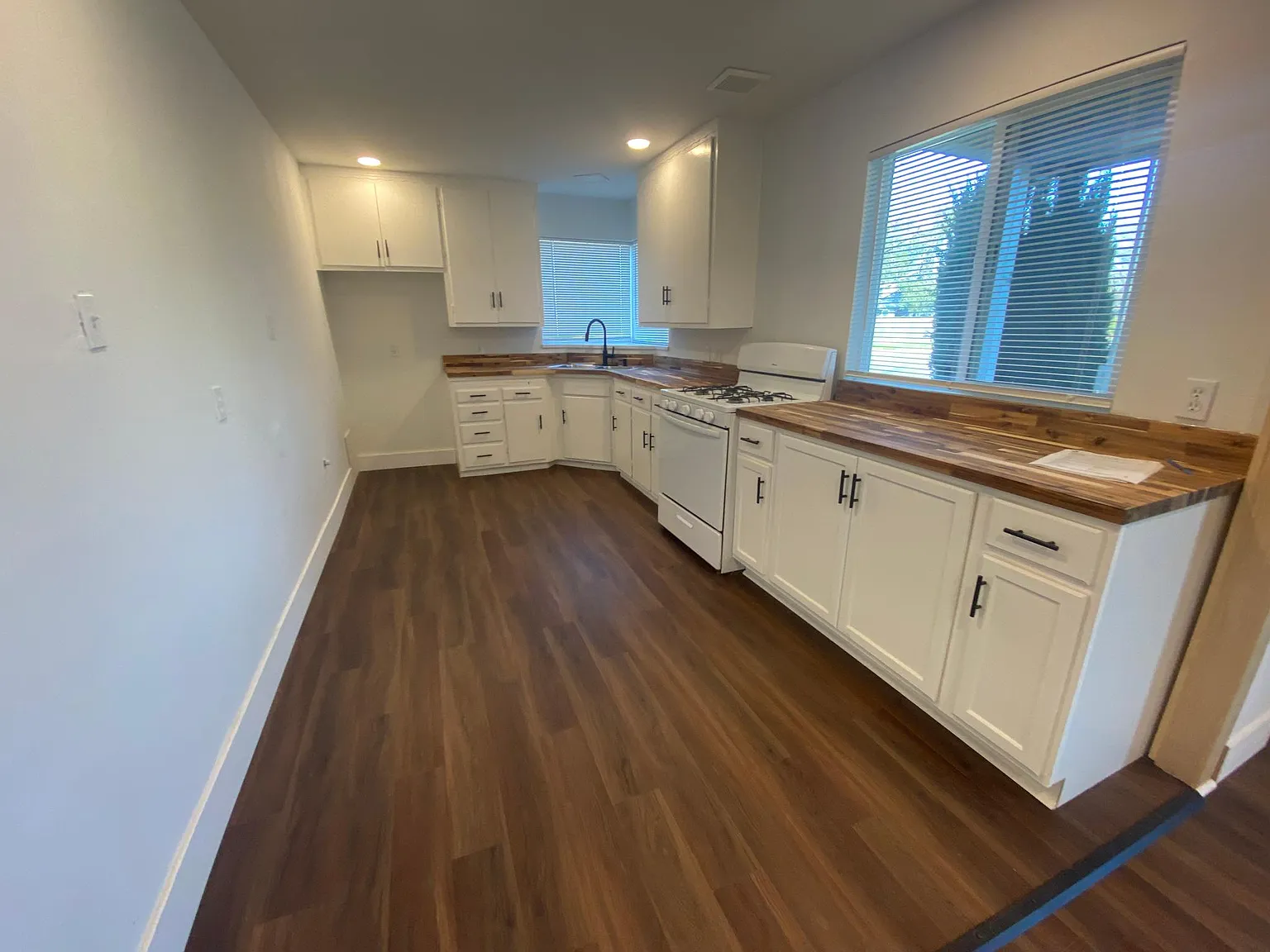 3 bed, 1100 sqft, $2,100 — Photo 4