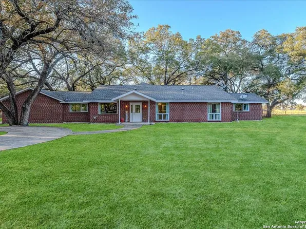 241 SHAMROCK DR, Floresville, TX 78114