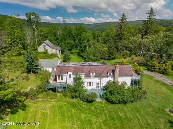 105 Spangenberg Ln, Moscow, PA 18444