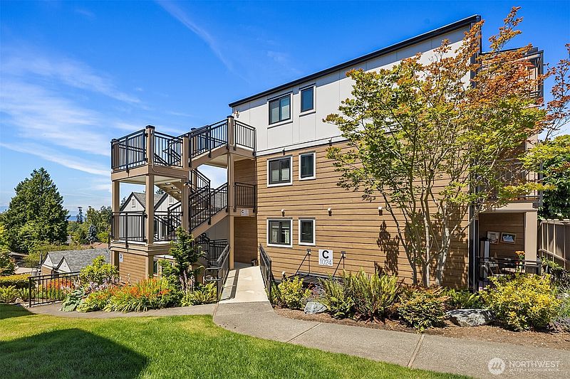 2nd image of 1024 5th Avenue S #C001