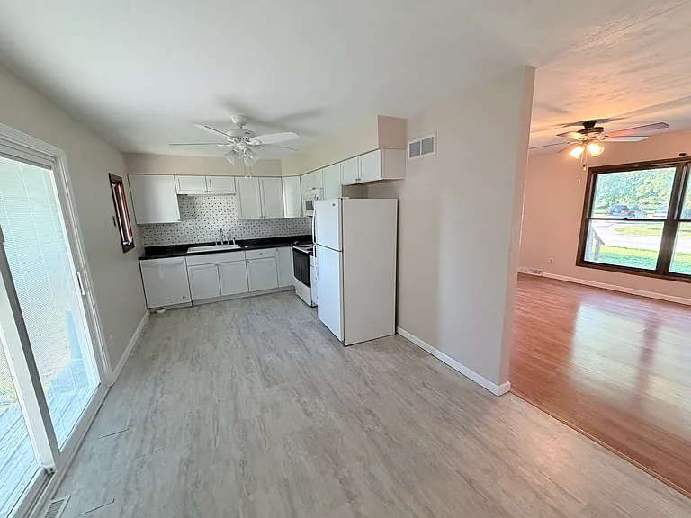1002 W Saunders St — Photo 1
