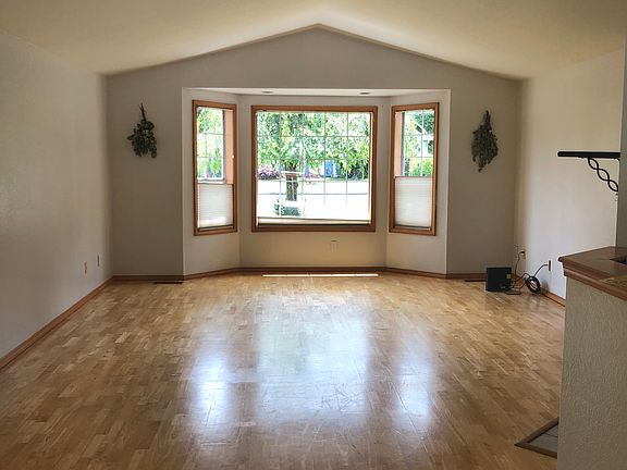 Large open concept/vaulted 