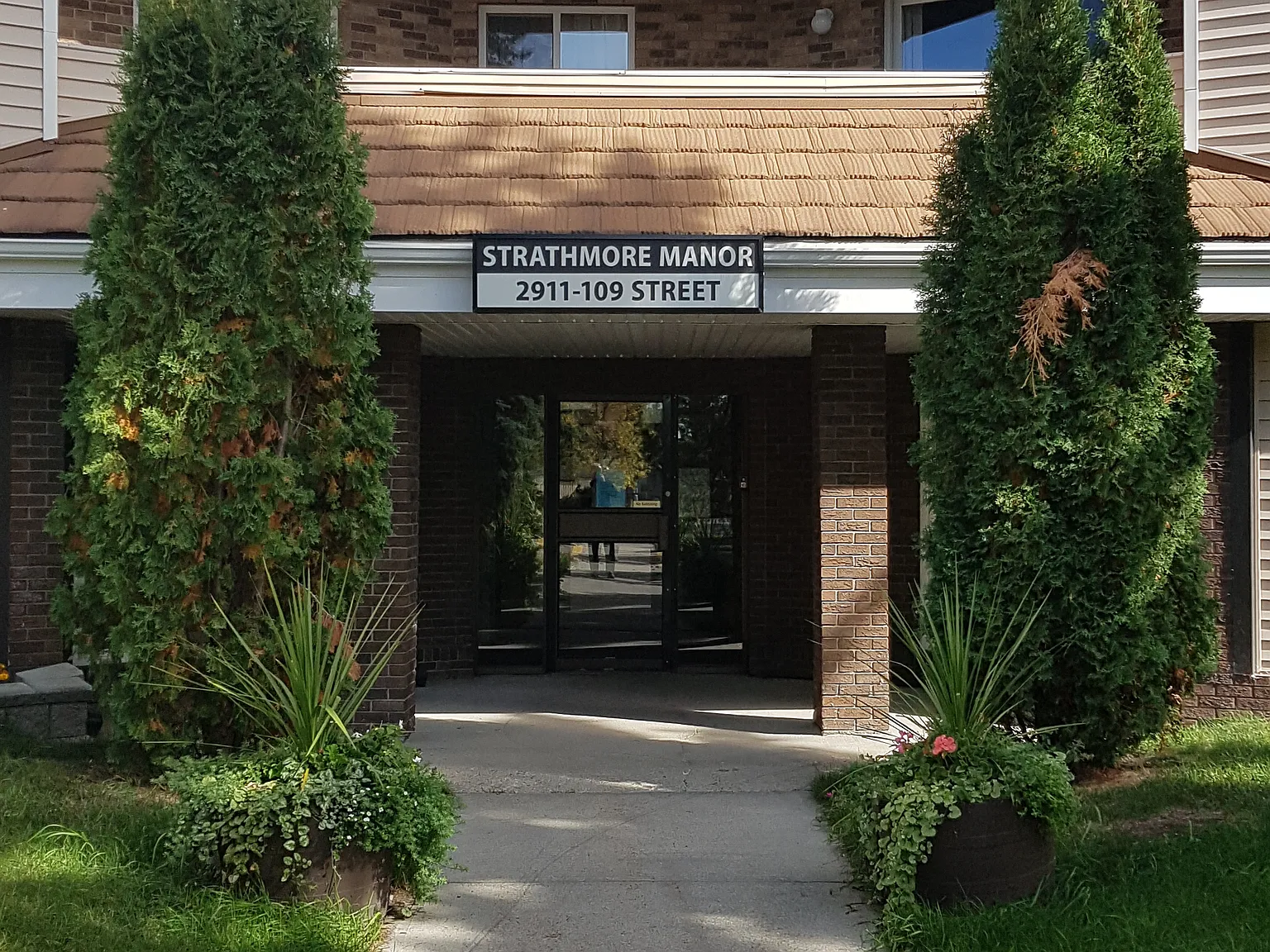 Strathmore Manor — Photo 2