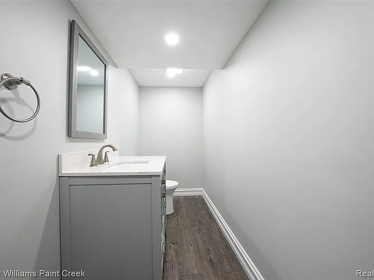 709 Denham Ln — Photo 22