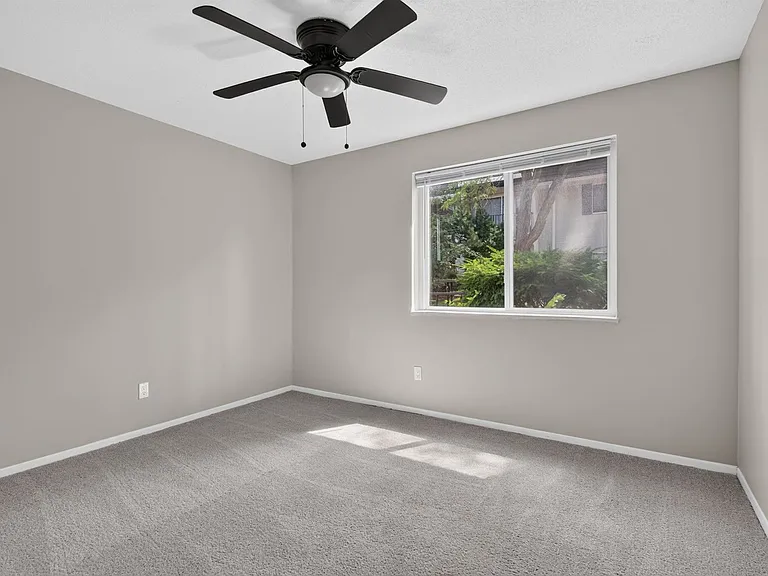 Hollow Hills Apartments — Photo 133