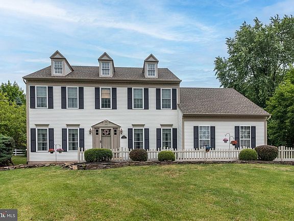 2nd image of 2236 Lilac Ln
