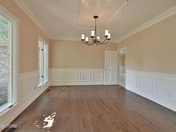 5th image of 933 SW Hayslope Dr